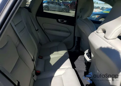 2021 Volvo Xc60 T5 Inscription z USA, uszkodzony, nr VIN YV4102DL2M1809310